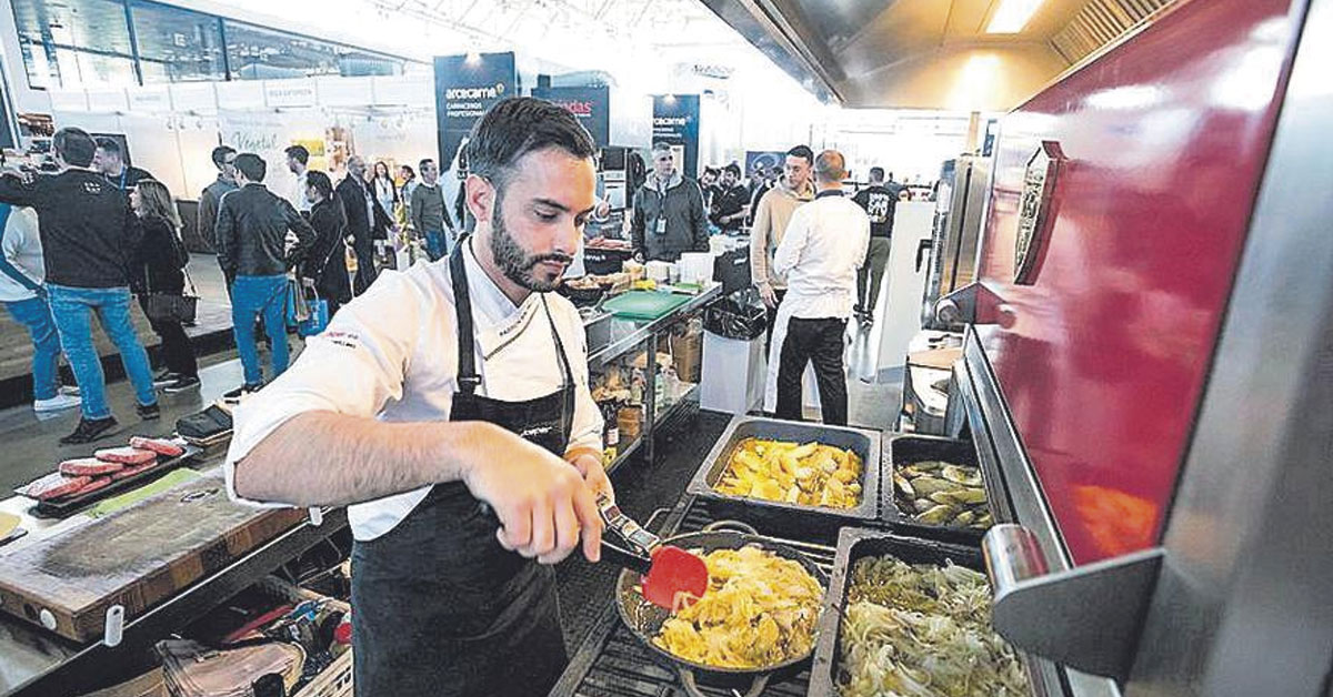 chef cocinando durante la horeca