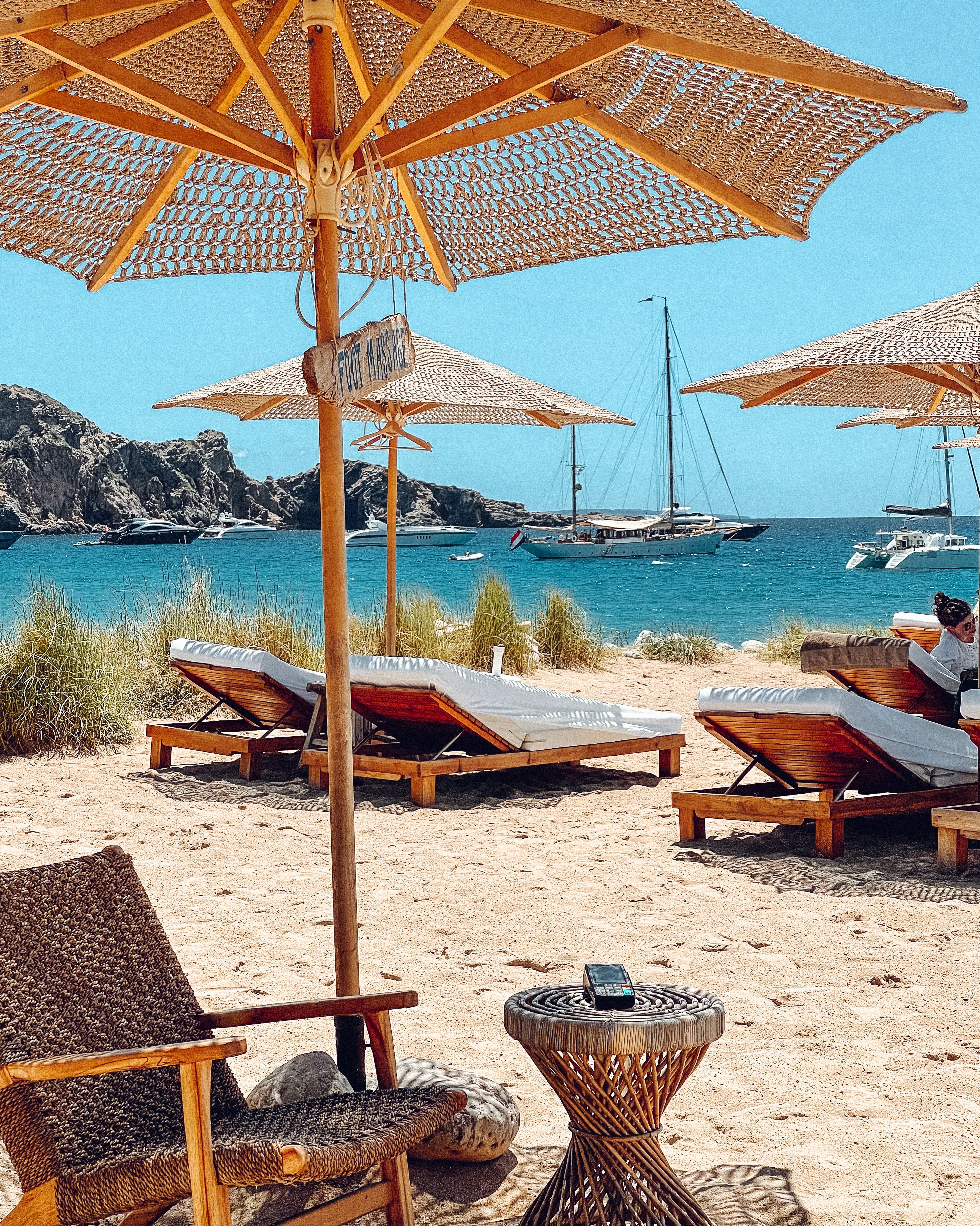 Tumbonas y sombrillas en una playa de Ibiza